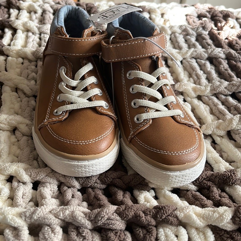 Children Place boys size 11 tan shoes